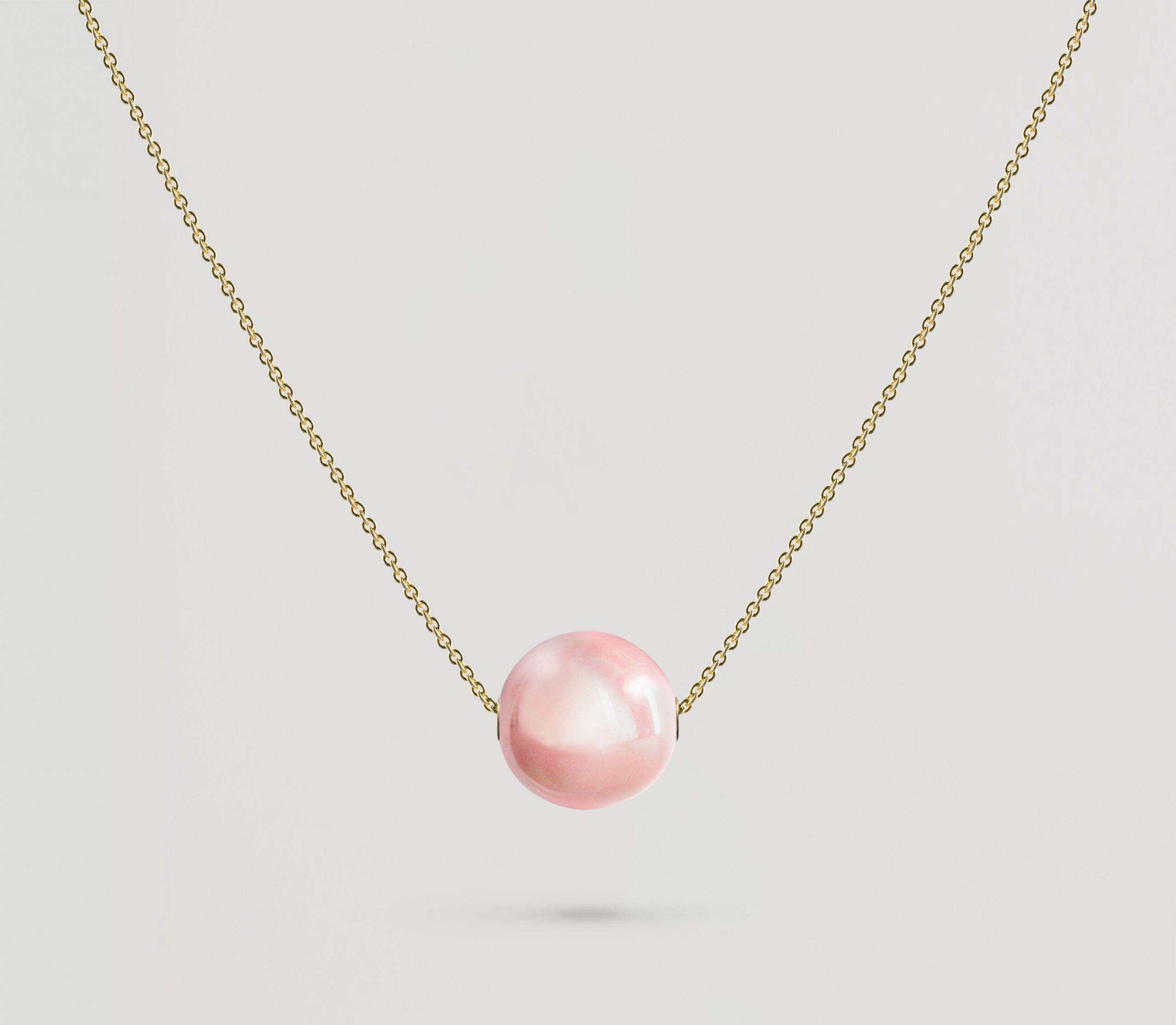 Mevisto Perle mit Seele Rosé Gelbgold | Märtin Bestattungen Zartrosa schimmernde Mevisto Perle mit Seele an einer feinen Gelbgoldkette als persönlicher Erinnerungsschmuck aus Asche oder Haaren.