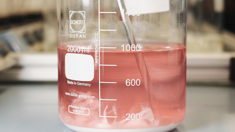 Mevisto Extraktionsverfahren im Labor | Märtin Bestattungen Wissenschaftliche Extraktion biogener Spurenelemente aus Asche oder Haaren im Labor für die Mevisto Edelsteinbestattung.